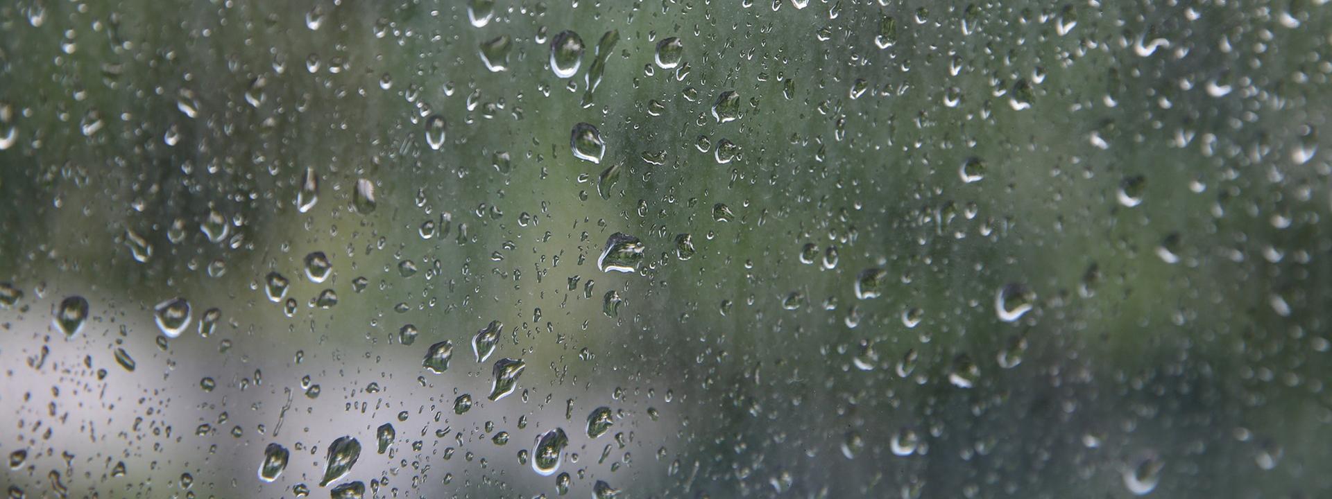 Regen auf einer Fensterscheibe