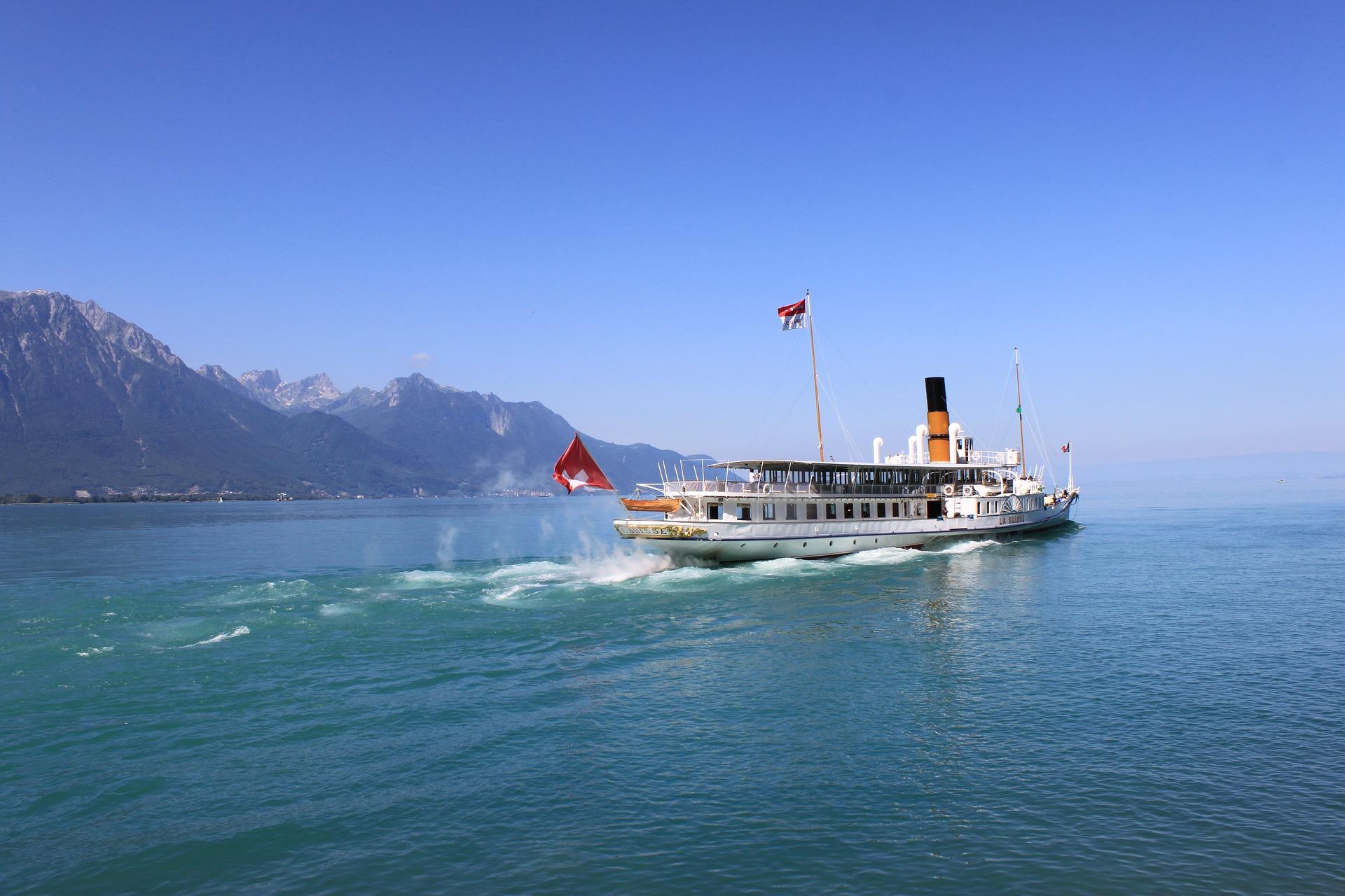 Schiff auf Schweizer See