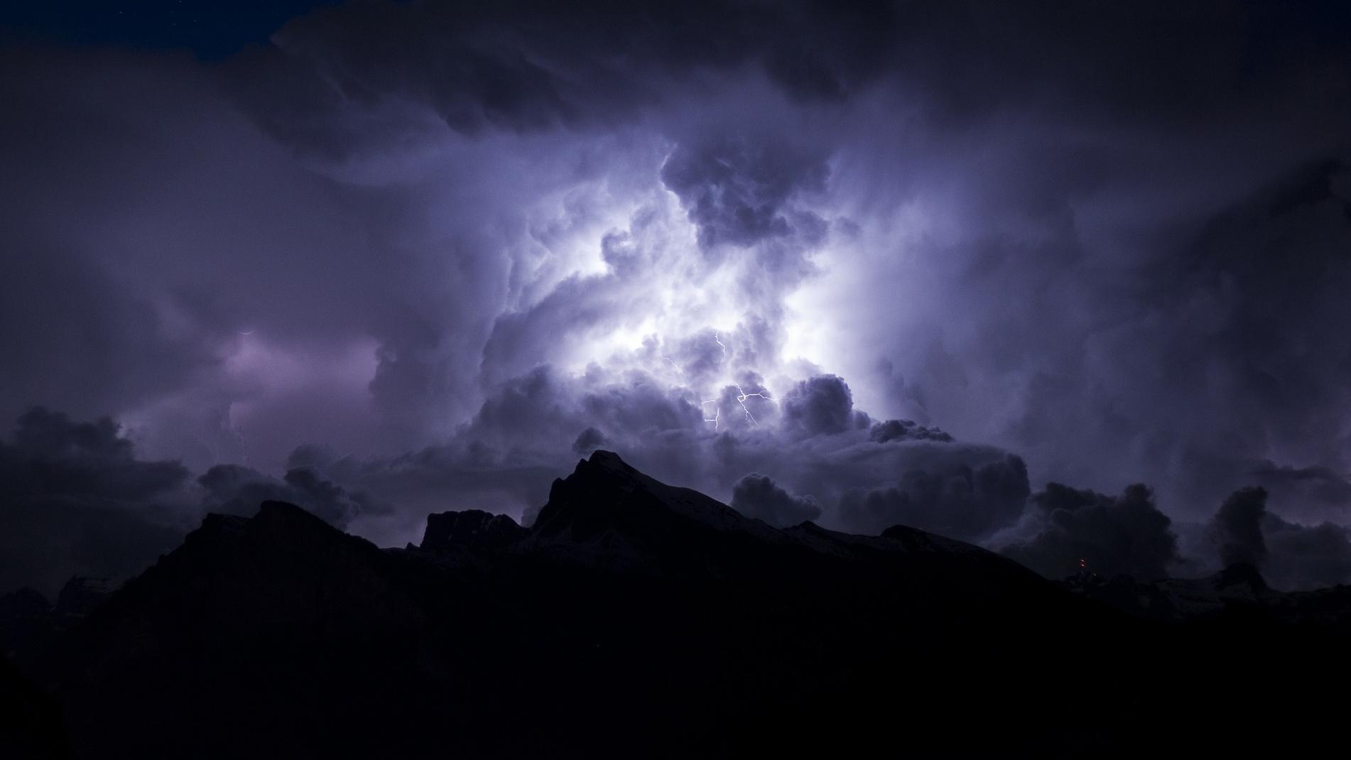 Wetterleuchten über den Berggipfeln