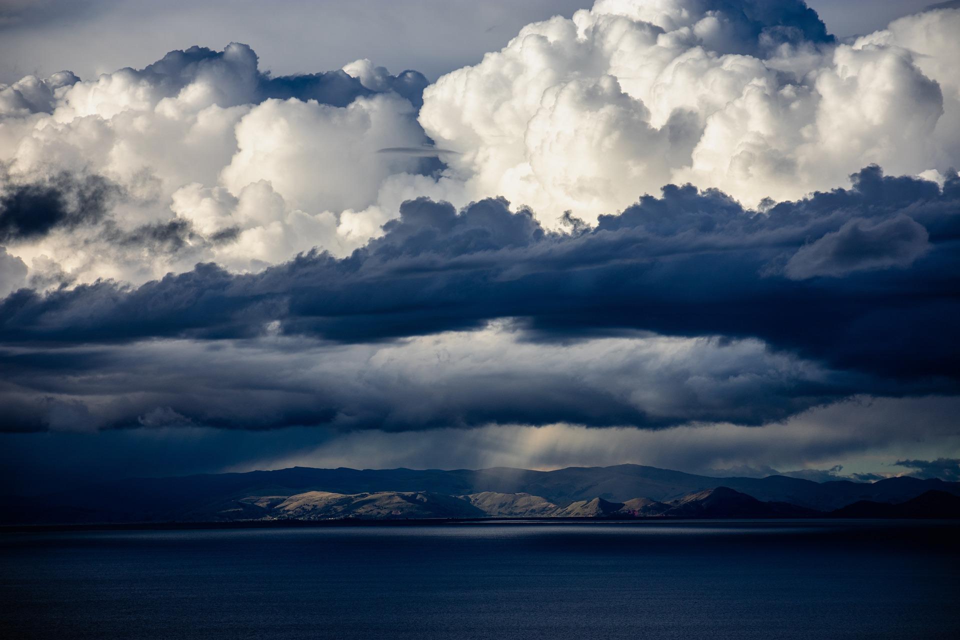 Wolken über einem See