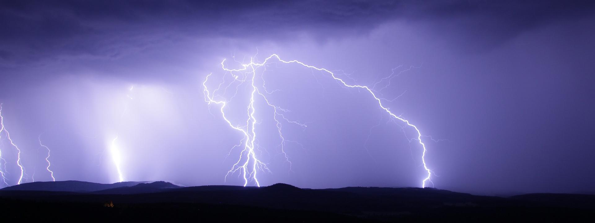 Blitze am Nachthimmel