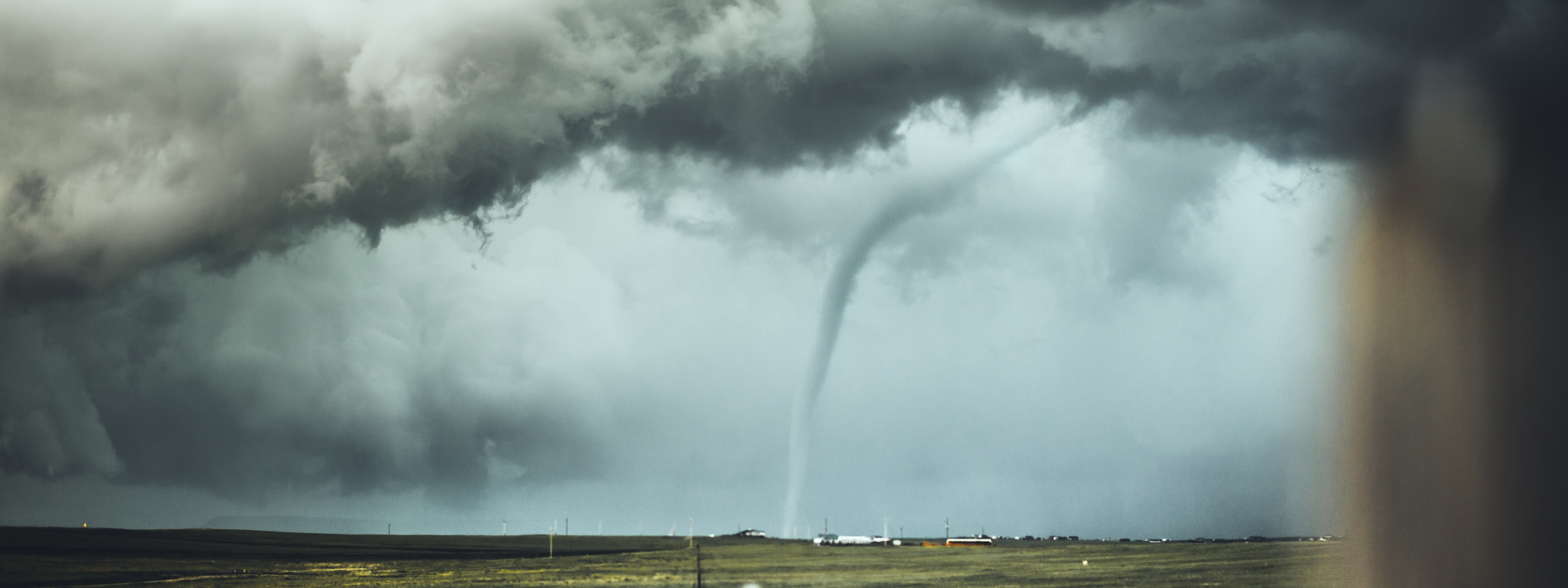 Gewitterzelle mit kleinem Tornado auf einem Feld