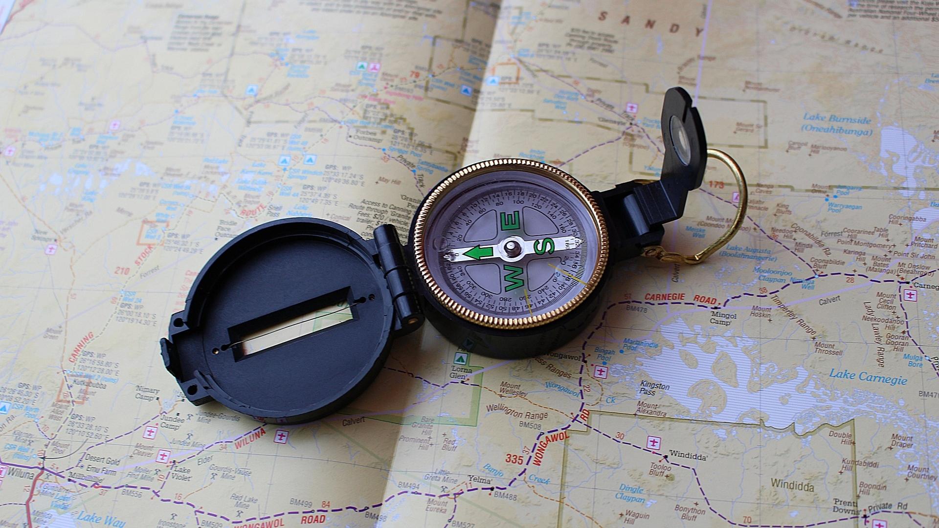 Kompass mit Windrose auf Karte