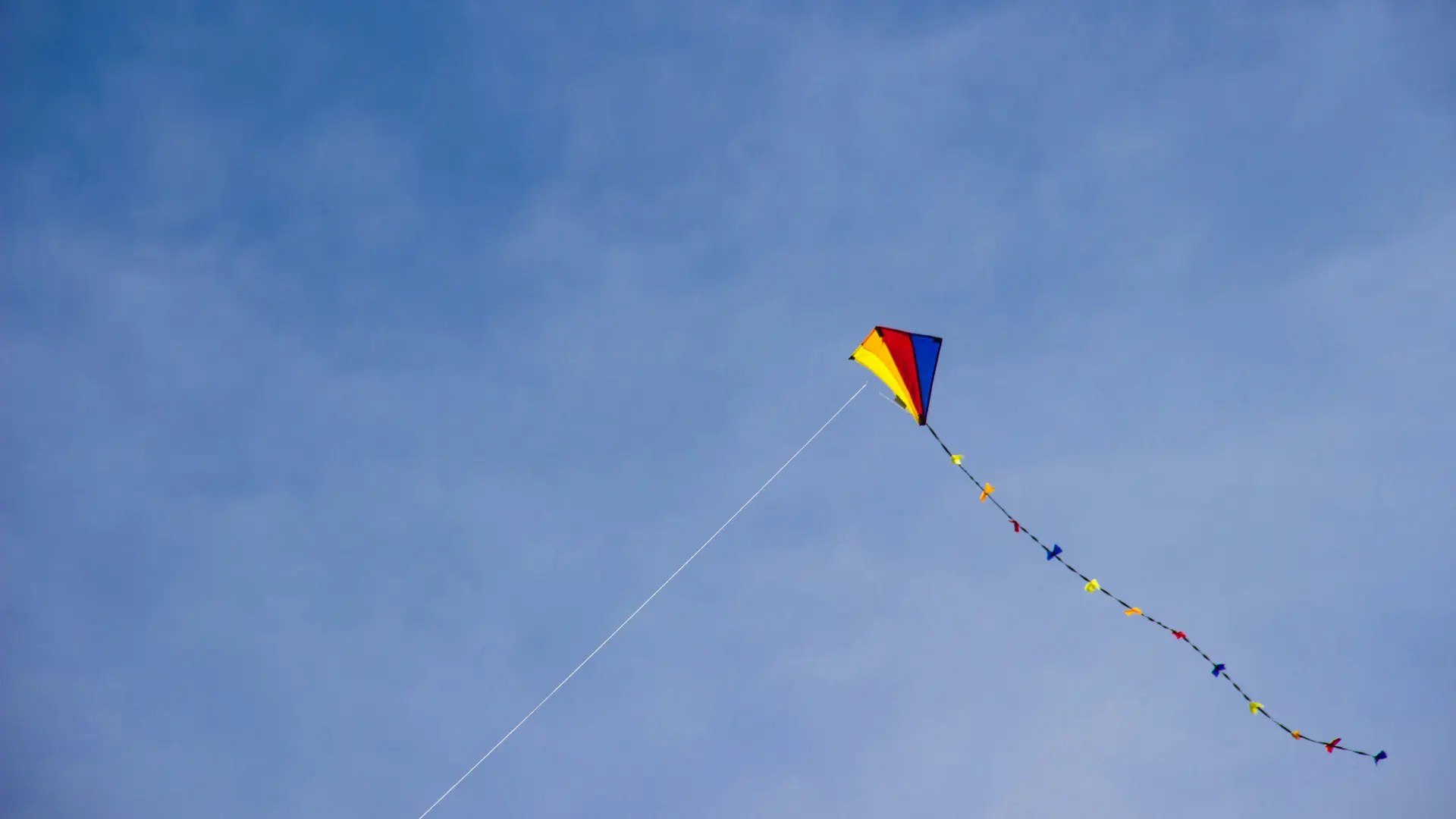 Drachen steigen lassen vor blauem Himmel